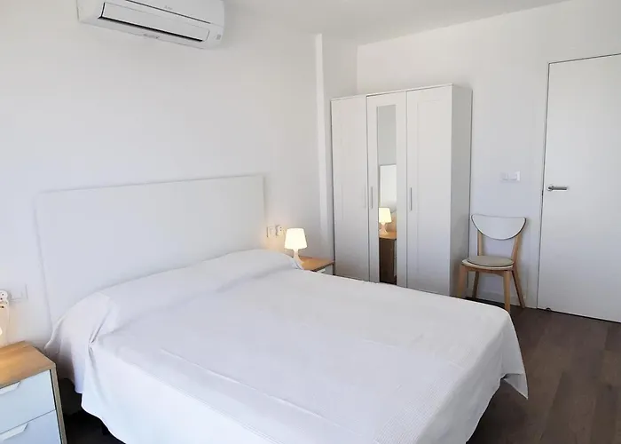 De 3 Con Terraza, Piscina, Parking Y Aire Acondicionado En - Es-170-54 * Llança